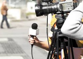 Eliminan derecho a réplica para periodistas y establecen límites a la línea editorial