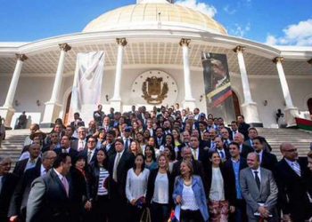 Eliminan derecho a réplica para periodistas y establecen límites a la línea editorial