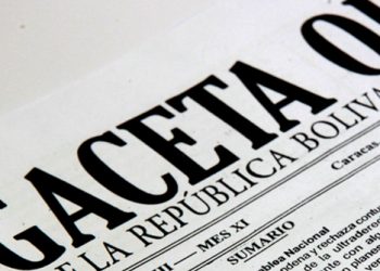 Eliminan derecho a réplica para periodistas y establecen límites a la línea editorial