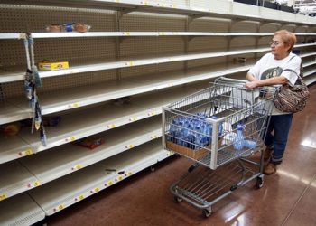 Eliminan derecho a réplica para periodistas y establecen límites a la línea editorial