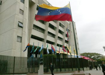 Eliminan derecho a réplica para periodistas y establecen límites a la línea editorial