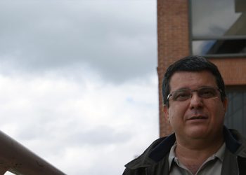 Eliminan derecho a réplica para periodistas y establecen límites a la línea editorial