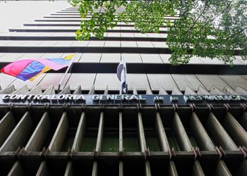 Eliminan derecho a réplica para periodistas y establecen límites a la línea editorial