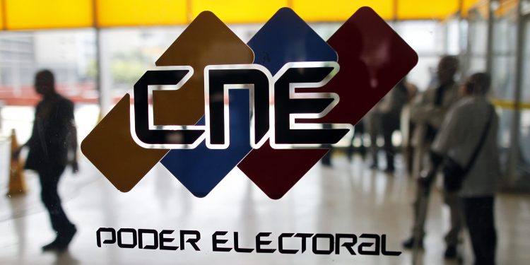 Fiscal Orihuela apoyó que CNE se niegue a investigar más de 300 casos de abusos en elecciones del 6D 2015