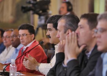 Gobierno se excusa en las sanciones para incumplir compromisos financieros