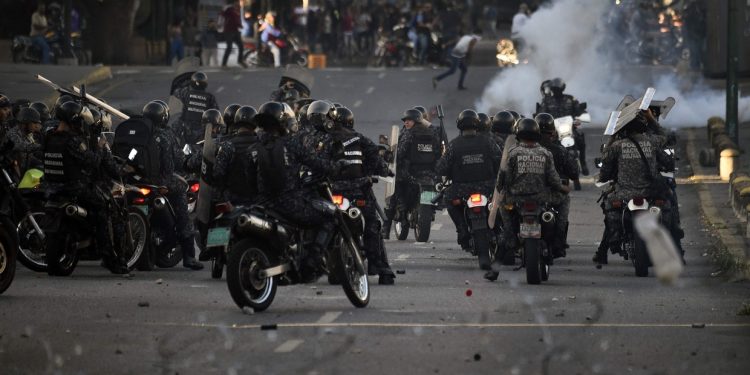 Ni los niños escapan a la violenta represión del Gobierno
