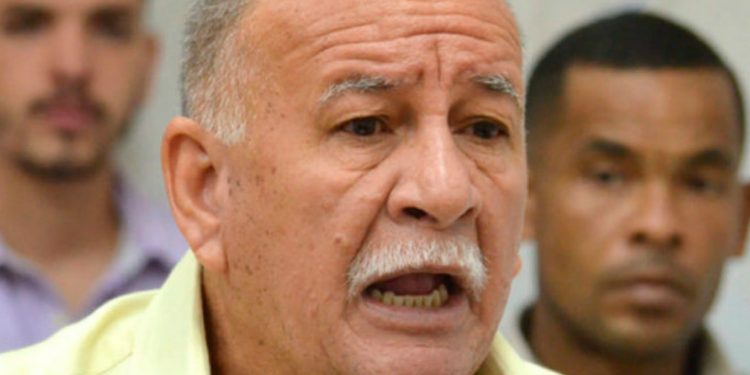 Condenan a sindicalista por delitos militares