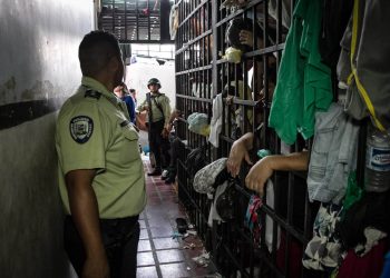 El TSJ estudia vaciar los calabozos policiales con arrestos domiciliarios en masa