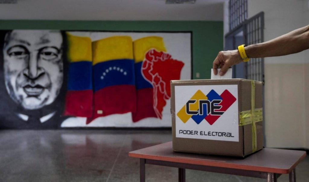 Urna de votos con el logo del CNE