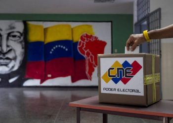 Urna de votos con el logo del CNE