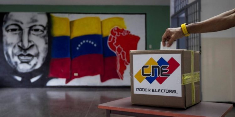 Urna de votos con el logo del CNE