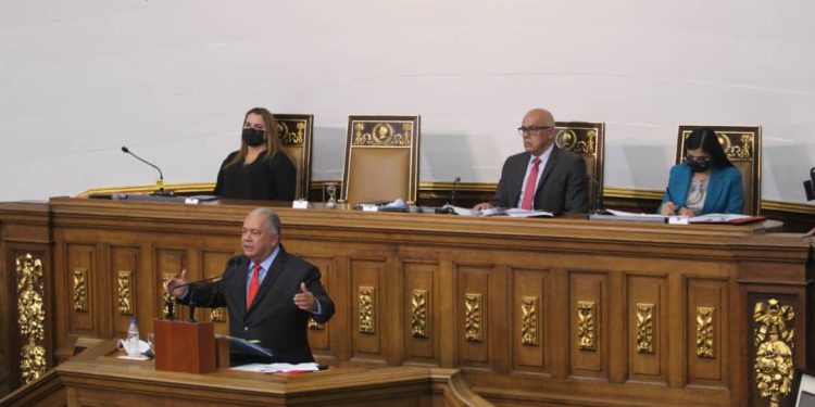 Elvis Amoroso habla desde la tribuna de oradores de la Asamblea Nacional durante su rendición de cuentas donde no se reflejaron avances en la lucha contra la corrupción