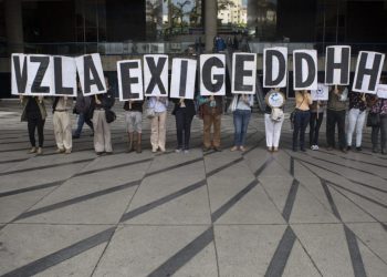Grupo de activistas protestas en la ciudad de Caracas. Las ONG venezolanas se ven amenzadas por la Ley de Cooperación Internacional discutida por la AN 2020