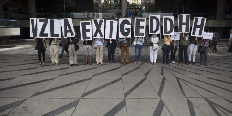 Grupo de activistas protestas en la ciudad de Caracas. Las ONG venezolanas se ven amenzadas por la Ley de Cooperación Internacional discutida por la AN 2020