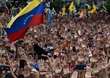 Venezolanos manifestando exigiendo democracia y derechos humanos