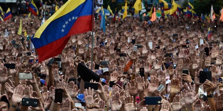 Venezolanos manifestando exigiendo democracia y derechos humanos