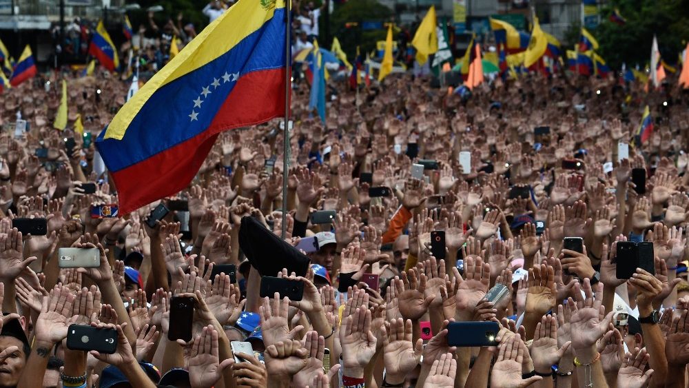 Venezolanos manifestando exigiendo democracia y derechos humanos