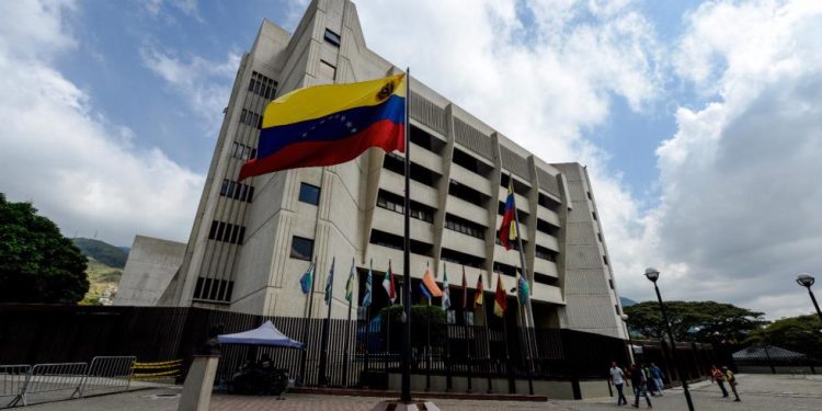 6 venezolanos acudieron al TSJ por sus divisas retenidas en bancos públicos y terminaron multados