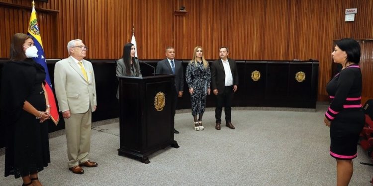 Katherine Harringhton: la maleta de un carro, 6 sanciones y acusaciones de tortura