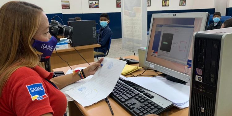 La Sala Constitucional rechazó aclarar si es legal que los niños paguen por obtener el pasaporte