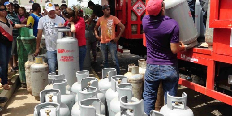 El TSJ ordena otra vez al Ministerio de Petróleo que fije el precio del gas doméstico