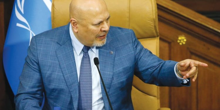 El fiscal Khan pide que se respeten los DDHH en Venezuela, mientras se denuncia que su cuñada es abogada de Maduro en la CPI