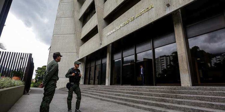 Abogada que ejerció una acción contra el CNE fue multada y suspendida